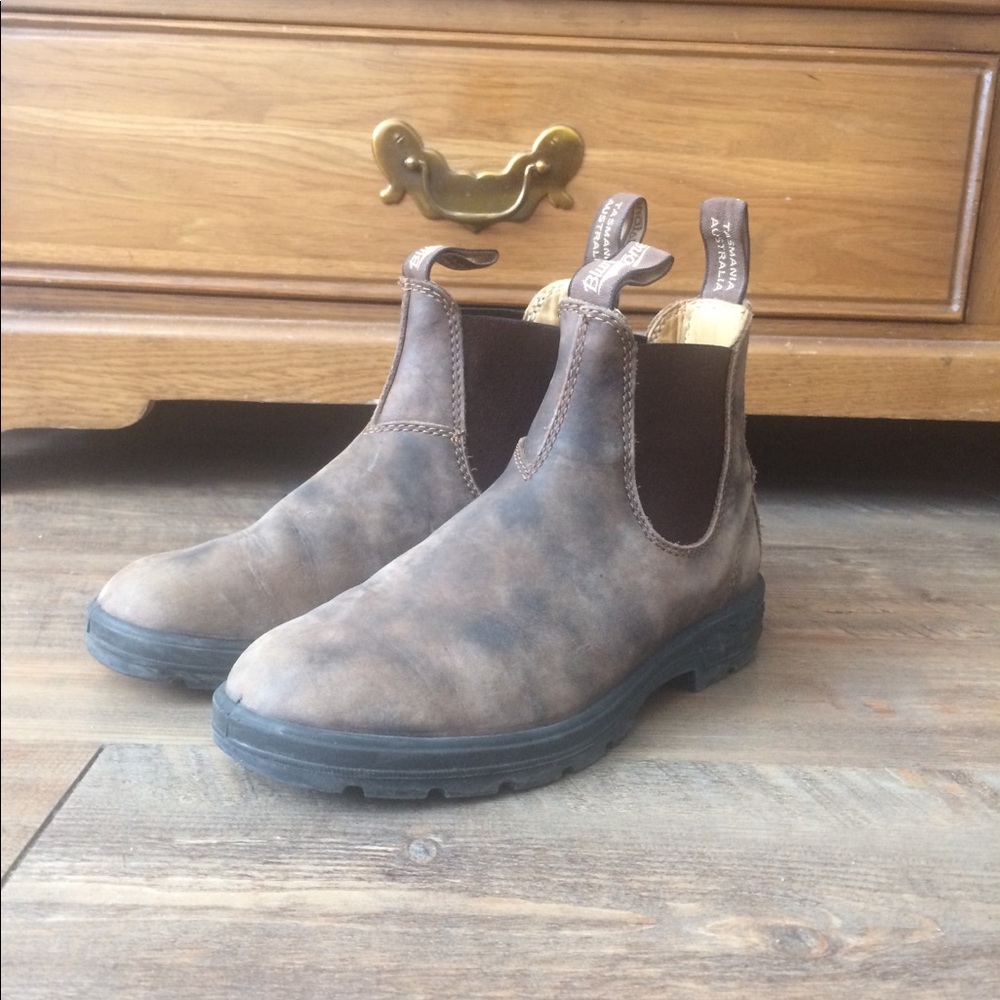 550 rustic brown blundstones. Women’s size: 7.5.